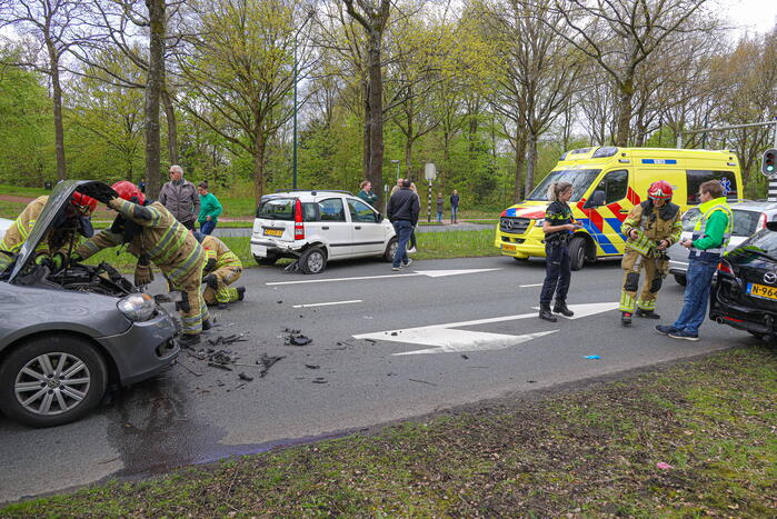 Drie personenwagens betrokken bij botsing
