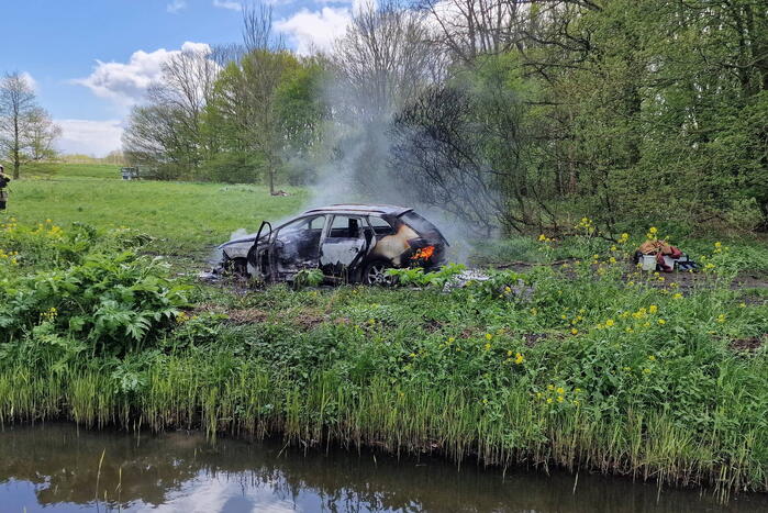 Auto verwoest door brand