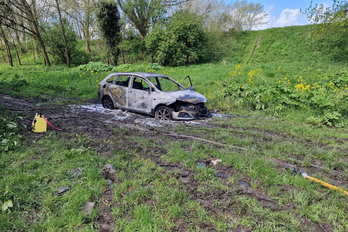 Auto verwoest door brand