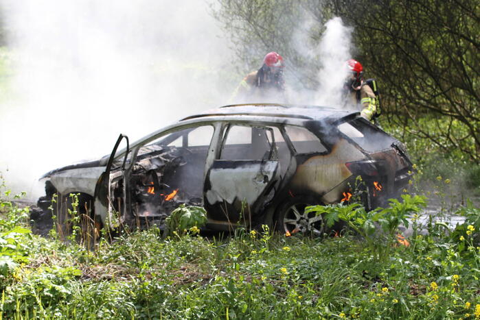 Auto verwoest door brand