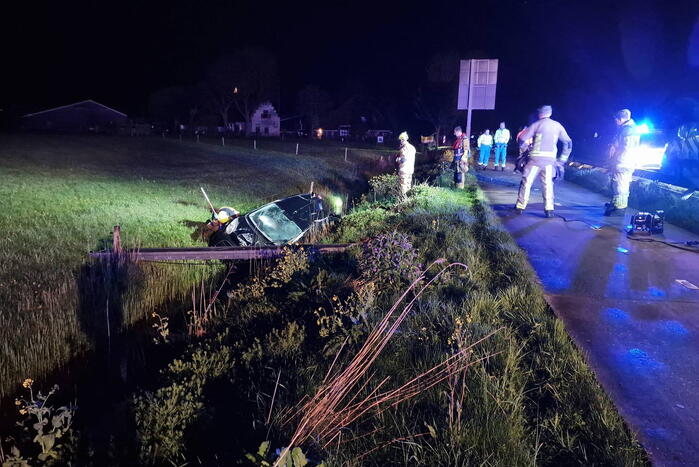 Automobilist laat auto in sloot achter