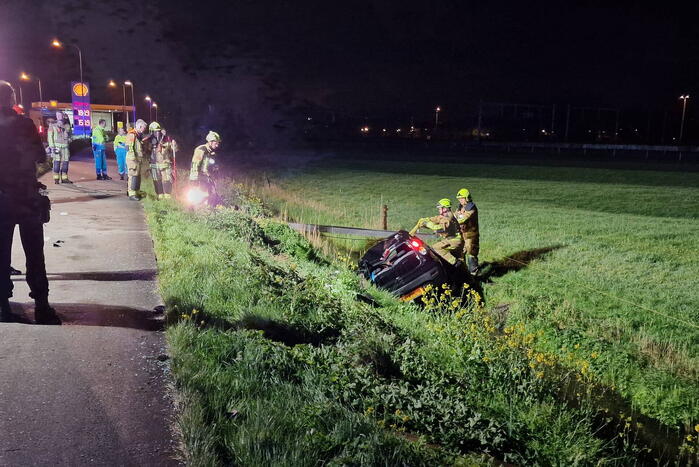 Automobilist laat auto in sloot achter