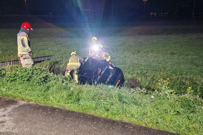 Automobilist laat auto in sloot achter