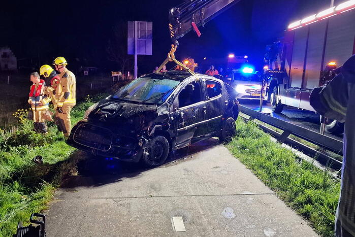 Automobilist laat auto in sloot achter