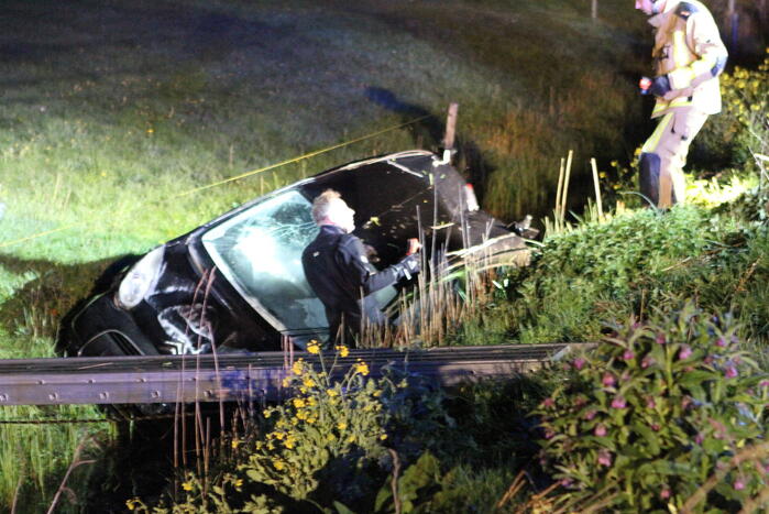 Automobilist laat auto in sloot achter