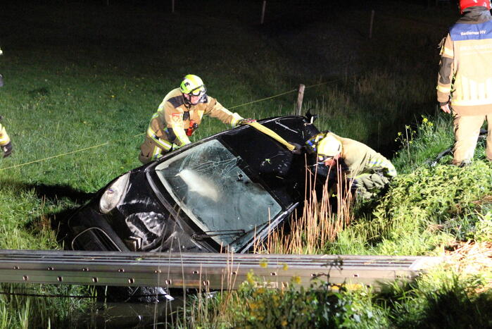 Automobilist laat auto in sloot achter