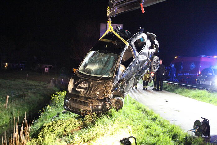 Automobilist laat auto in sloot achter