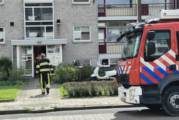 Brandweer ramt deur in van woning om gaslek