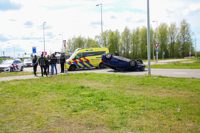 Personenwagen belandt op dak bij verkeersongeval
