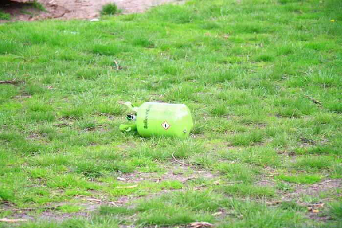 Heliumtank achtergelaten in speeltuin