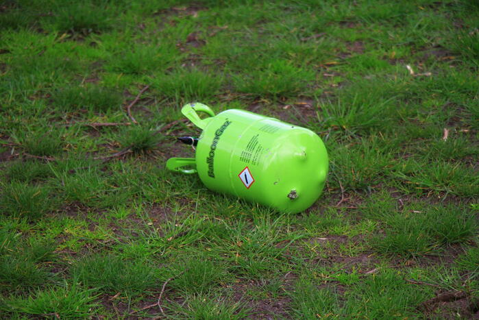 Heliumtank achtergelaten in speeltuin