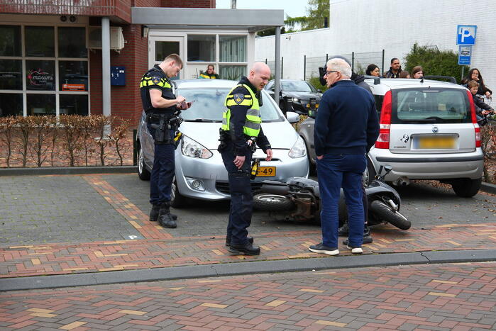 Scooterrijder gewond bij botsing met auto