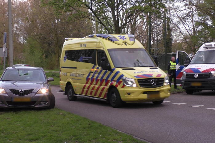 Fietser geschept door personenauto
