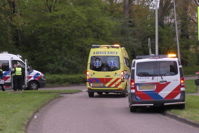 Fietser geschept door personenauto
