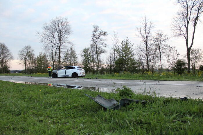 Auto uitgebrand na harde botsing