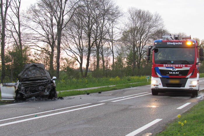 Auto uitgebrand na harde botsing