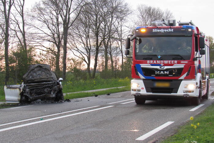 Auto uitgebrand na harde botsing