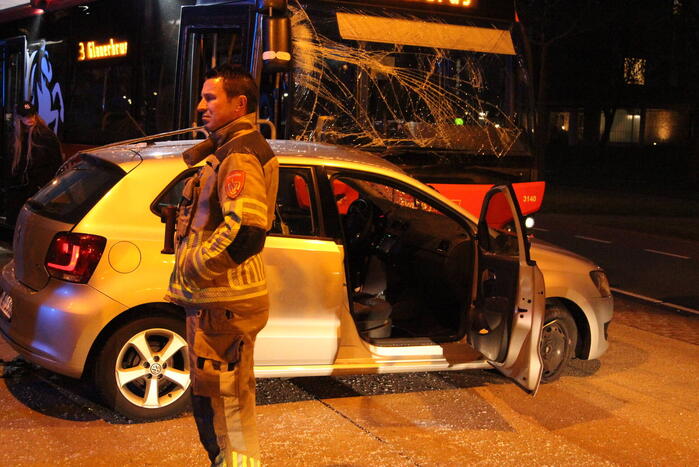 Frontale aanrijding tussen lijnbus en auto