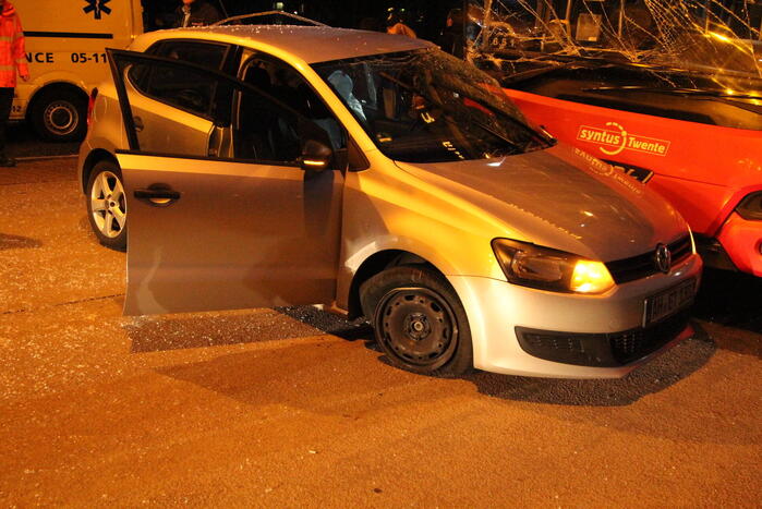 Frontale aanrijding tussen lijnbus en auto