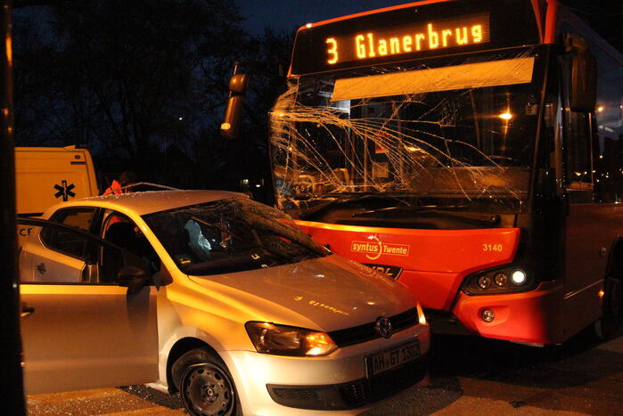 Frontale aanrijding tussen lijnbus en auto