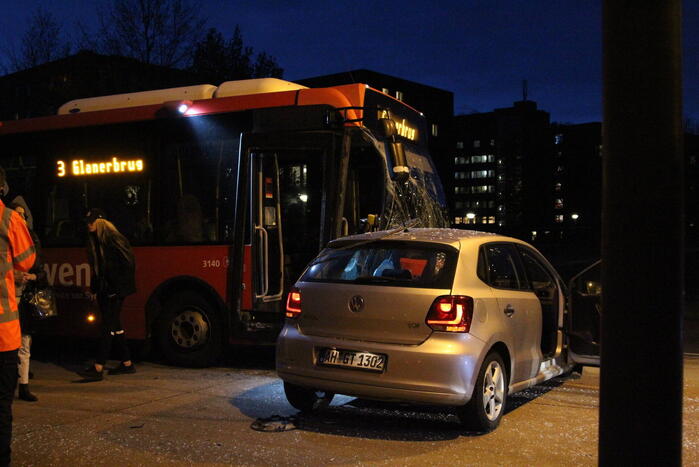 Frontale aanrijding tussen lijnbus en auto