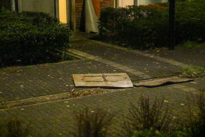 Explosief afgegaan bij voordeur woning