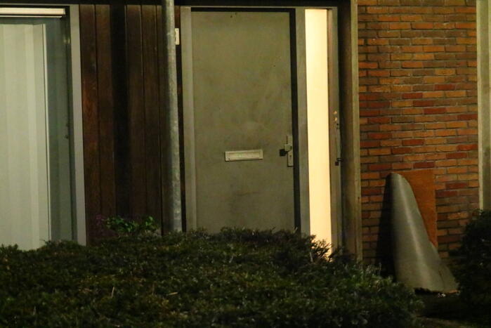 Explosief afgegaan bij voordeur woning