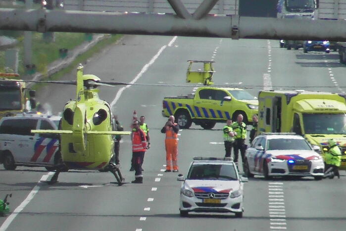 Traumahelikopter landt op snelweg