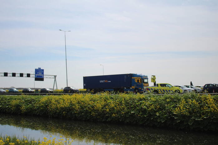 Traumahelikopter landt op snelweg