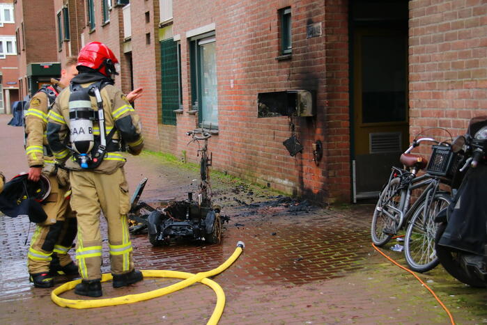 Oplader laat scootmobiel afbranden