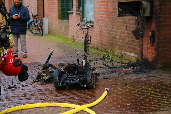 Oplader laat scootmobiel afbranden
