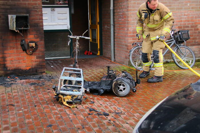 Oplader laat scootmobiel afbranden