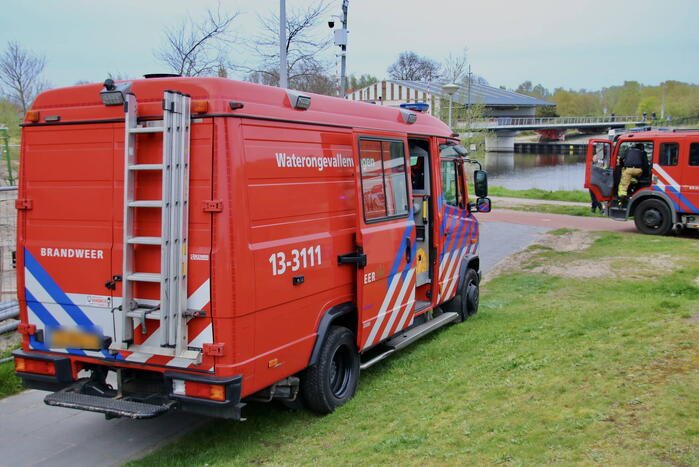 Traumahelikopter landt voor persoon te water