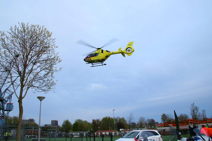 Traumahelikopter landt voor persoon te water
