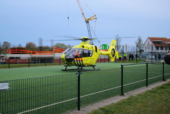 Traumahelikopter landt voor persoon te water