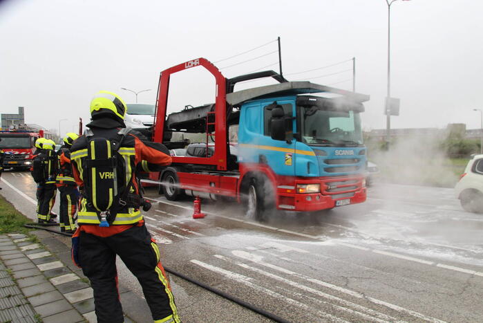 Brandweer koelt remmen van vrachtwagen