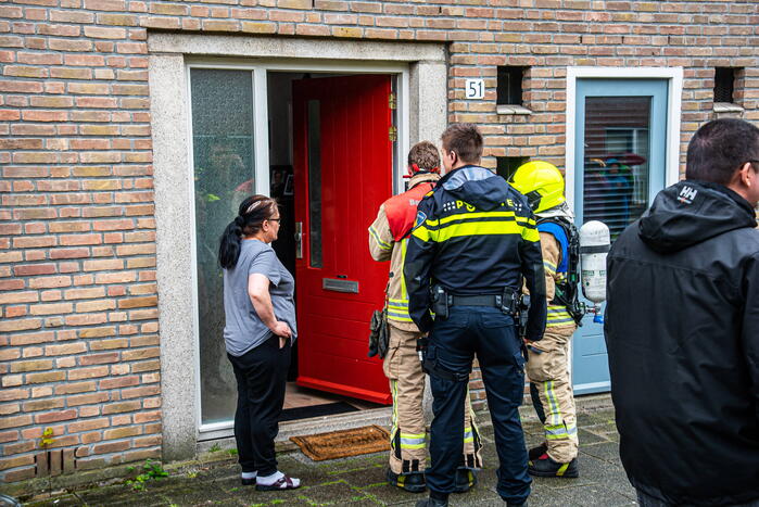 Buren ontdekken brand nadat rook door brievenbus van woning komt