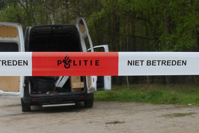 Bestelbus met afval in brand gestoken op parkeerplaats bij bos, twee aanhoudingen