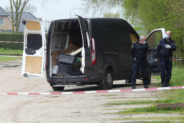 Bestelbus met afval in brand gestoken op parkeerplaats bij bos, twee aanhoudingen