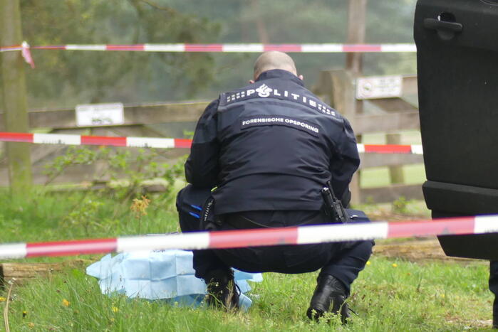 Bestelbus met afval in brand gestoken op parkeerplaats bij bos, twee aanhoudingen