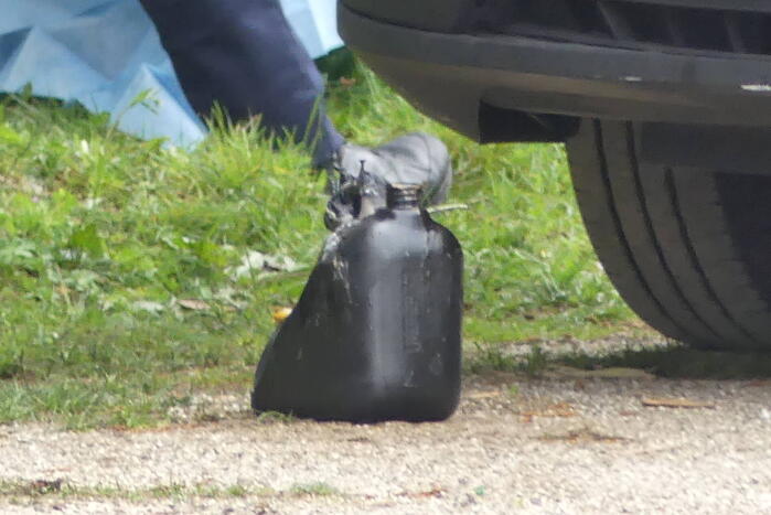 Bestelbus met afval in brand gestoken op parkeerplaats bij bos, twee aanhoudingen