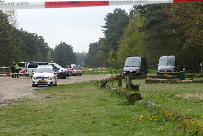 Bestelbus met afval in brand gestoken op parkeerplaats bij bos, twee aanhoudingen