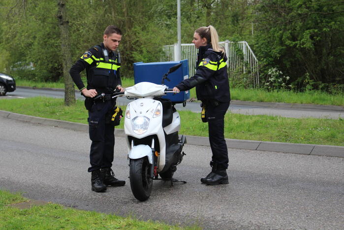 Maaltijdbezorger ten val met scooter, agenten bezorgen Chinees bij klant