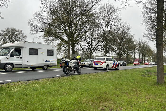 Automobilist raakt van de weg en botst op boom