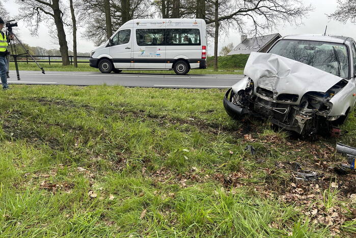 Automobilist raakt van de weg en botst op boom
