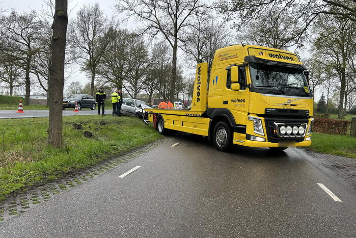 Automobilist raakt van de weg en botst op boom