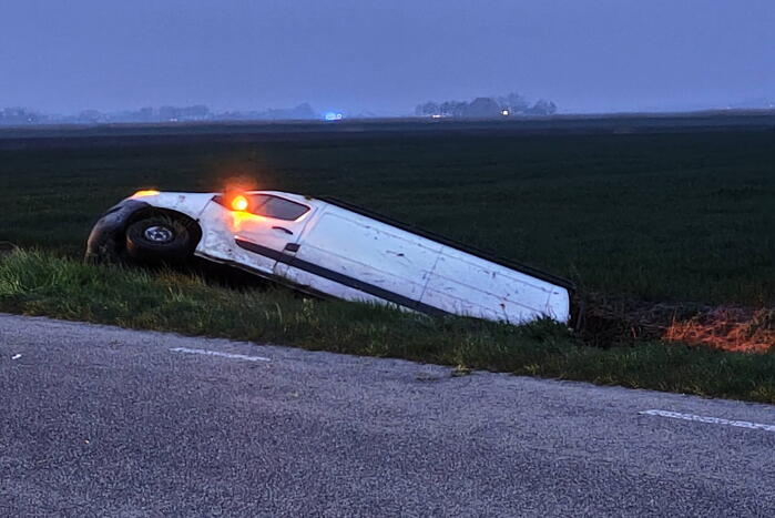 Gewonde nadat bestelbus in sloot belandt