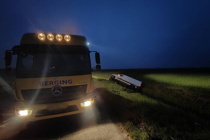 Gewonde nadat bestelbus in sloot belandt
