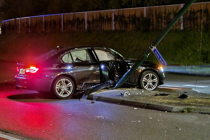 Automobilist botst op lantaarnpaal