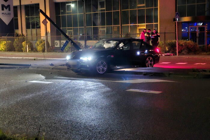 Automobilist botst op lantaarnpaal